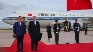 Рідкісний дипломатичний жест: Трамп особисто зустрів Сі Цзіньпіна на базі Ендрюс